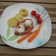 Roti de Lotte au speck, basilic et tomates entouré de ses légumes