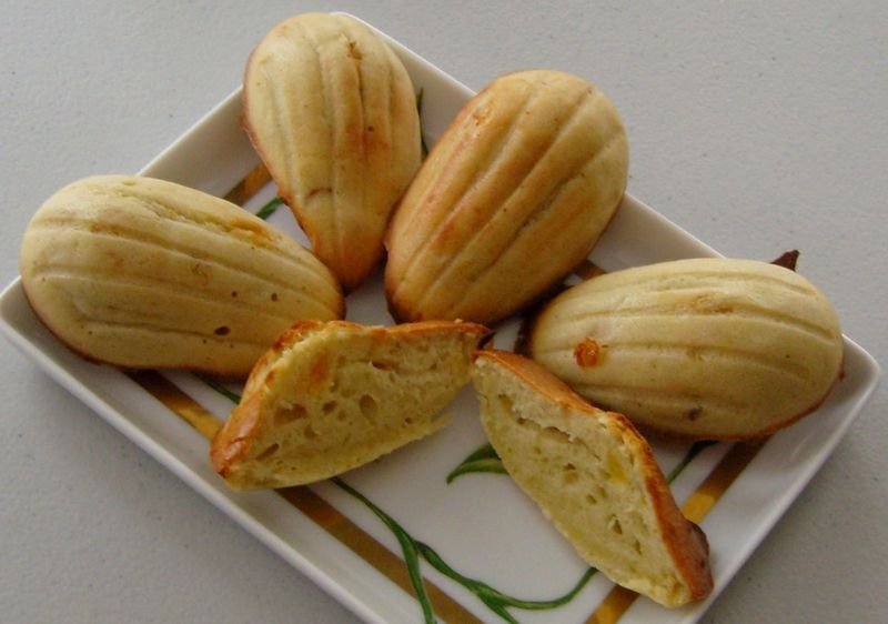 Madeleines au fromage de chèvre et aux abricots ouvertes