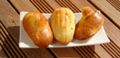 Madeleines au fromage de chèvre et aux abricots