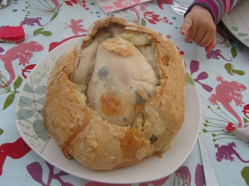 Poulet en croute de pain ouvert