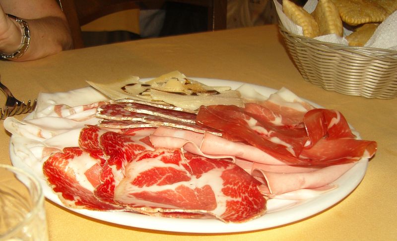 Hosteria Il Castelletto assiette de charcuterie et gnoccho