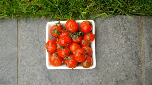 Tomates cerises aux fines herbes - Châtelaine