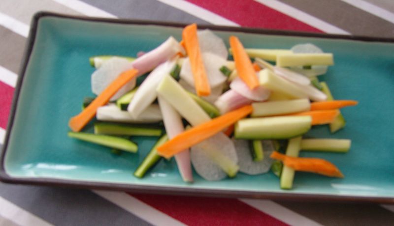 Emincé de daikon radis blanc carottes courgettes echalottes