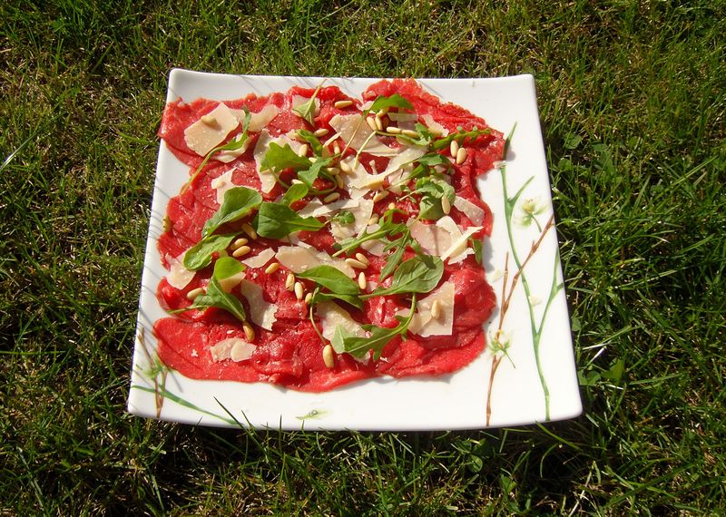 Carpaccio de Boeuf pignons torréfiés roquette et parmesan