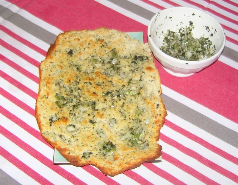 Pain plat au parmesan et pesto d'oignons nouveaux