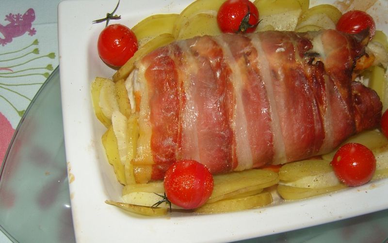 Roti de Lotte au speck, basilic et tomates