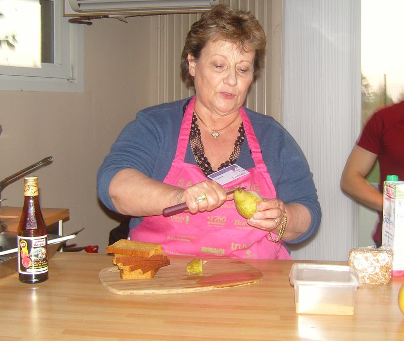 Mamina prépare les poires pochées  farcies au gorgonzola
