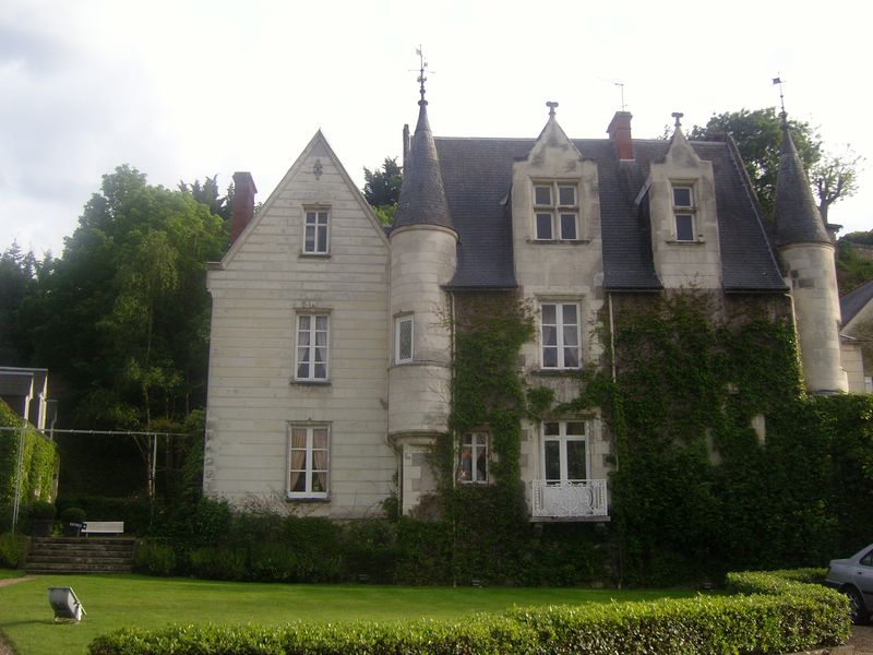 La Roche le Roy Facade