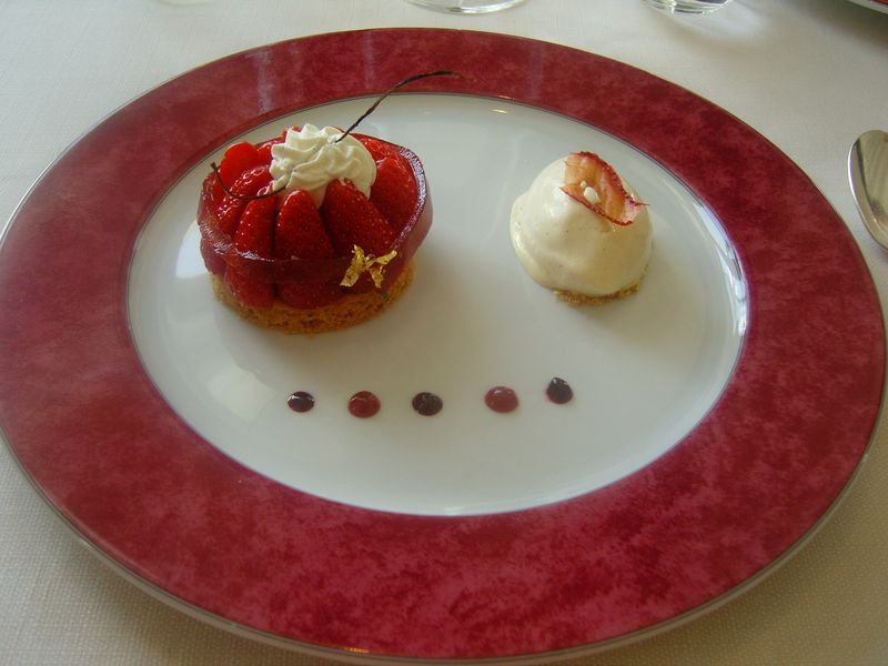 Hautes roches dessert sablé fraises rhubarbe