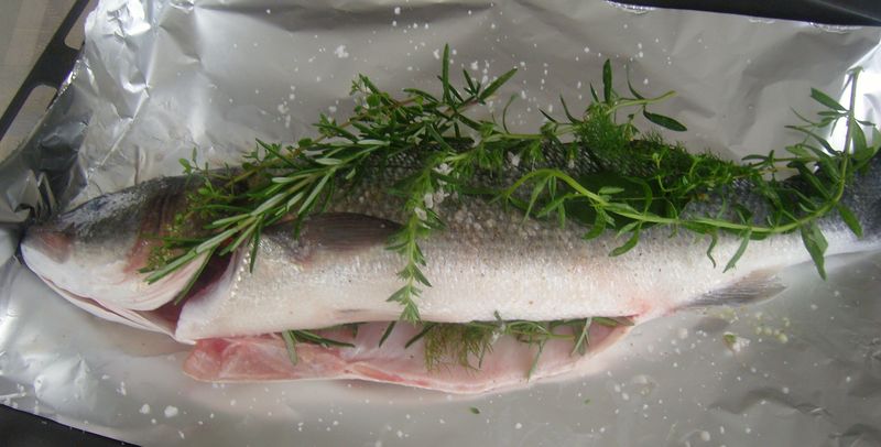 Bar Sauvage aux Herbes du Jardin à cru