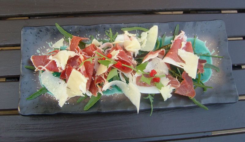 Jambon Pata Negra sur son lit de roquette et d epinard fraise au cantal entre deux